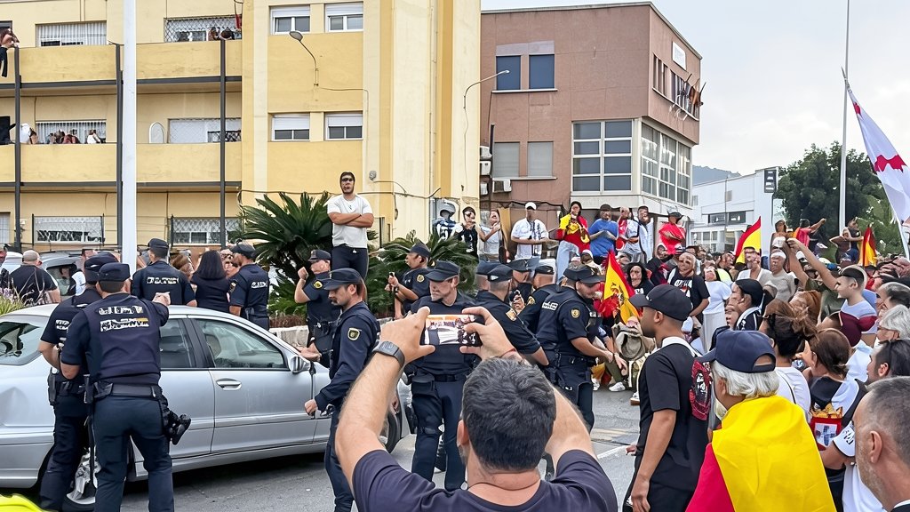 Disturbios y presencia policial en el acceso a una zona portuaria