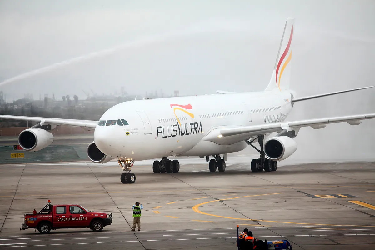 Avión comercial sobre un fondo de gráficos financieros y documentos judiciales.