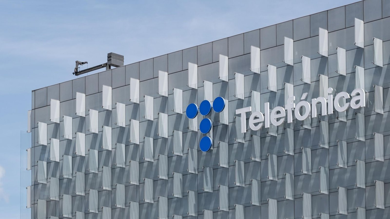 Ilustración corporativa sobre la nueva dirección de dispositivos y tecnología de Telefónica.