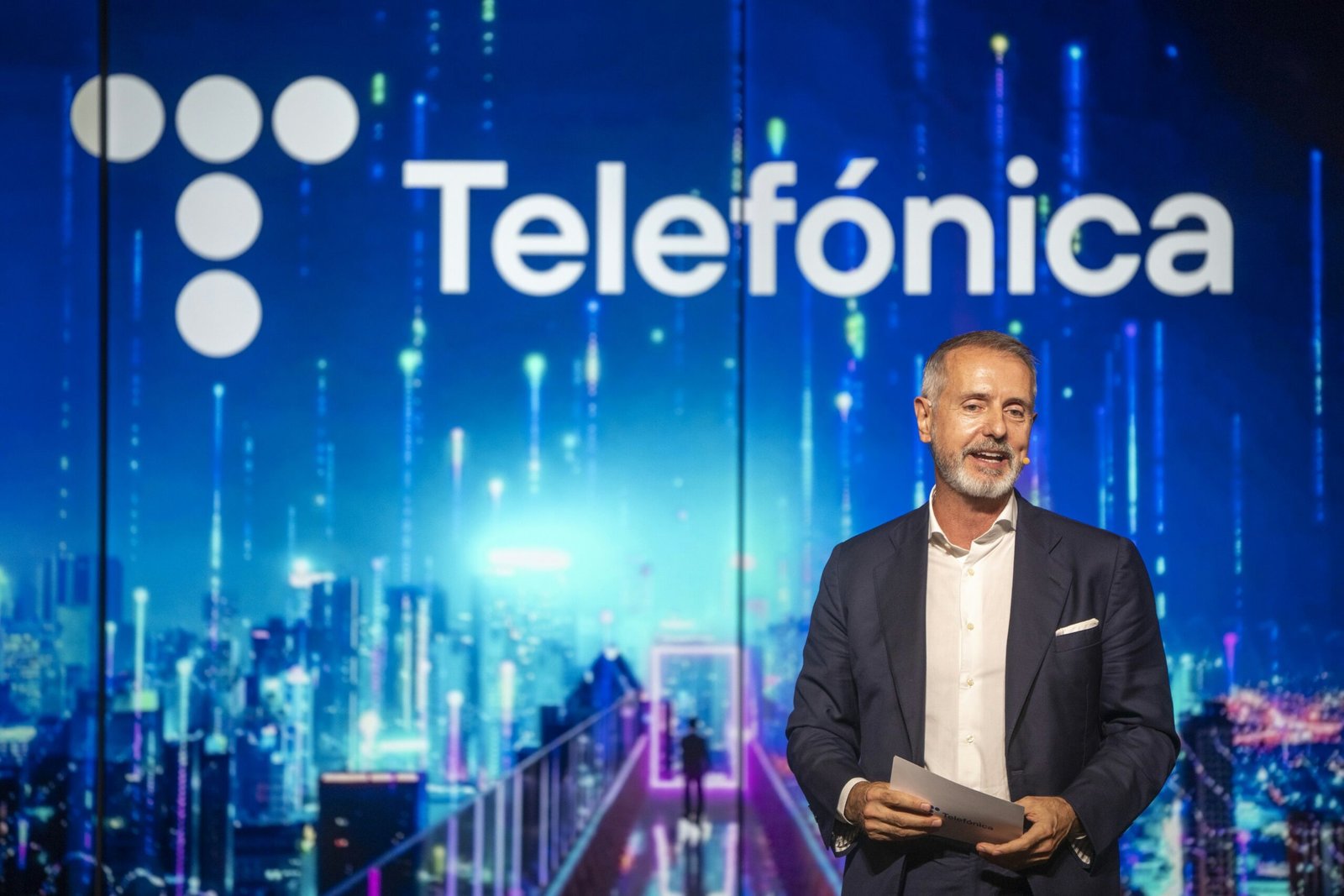 Ilustración conceptual de la integración tecnológica y corporativa en el sector de las telecomunicaciones.