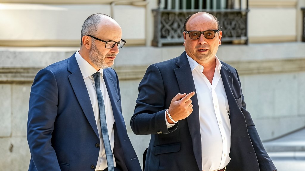 Gráficos de flujos financieros e investigación judicial sobre desvío de capitales entre España y Portugal
