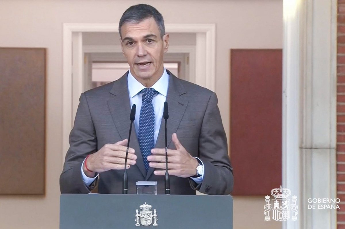 Pedro Sánchez hablando desde un atril con el escudo de España y el logotipo del Gobierno de España.