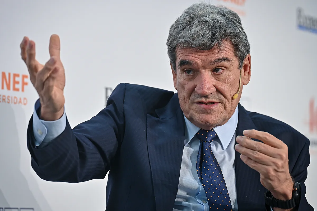 Fotografía editorial de José Luis Escrivá gesticulando durante una intervención pública.