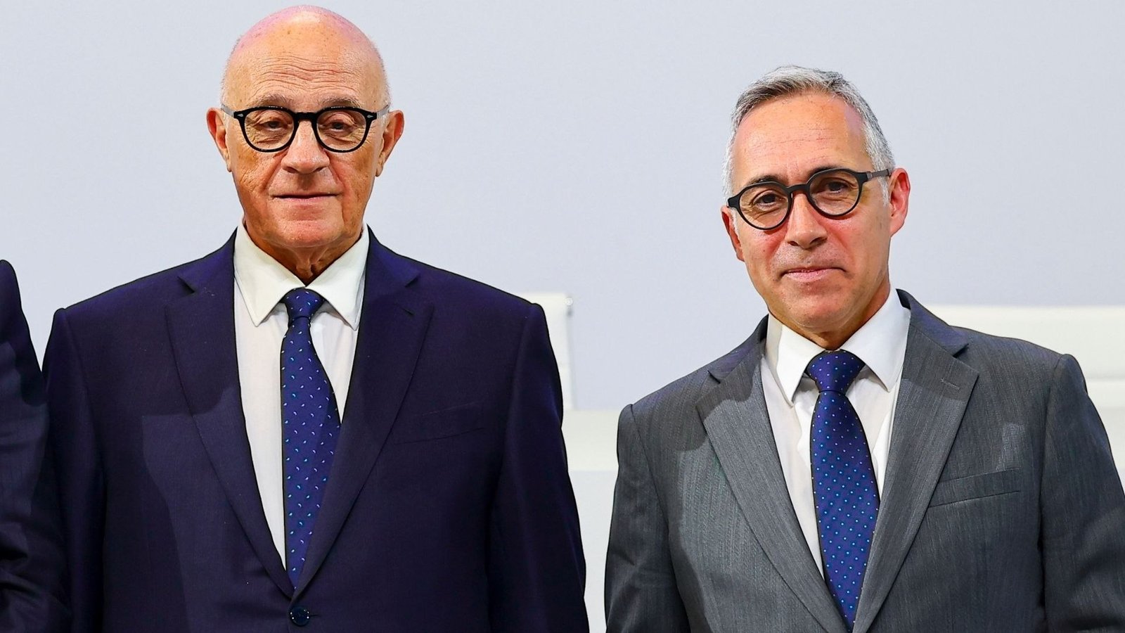 Fotografía de Josep Oliu (presidente de Banco Sabadell) y Nicolas Namias (consejero delegado de BPCE) juntos en una comparecencia corporativa.
