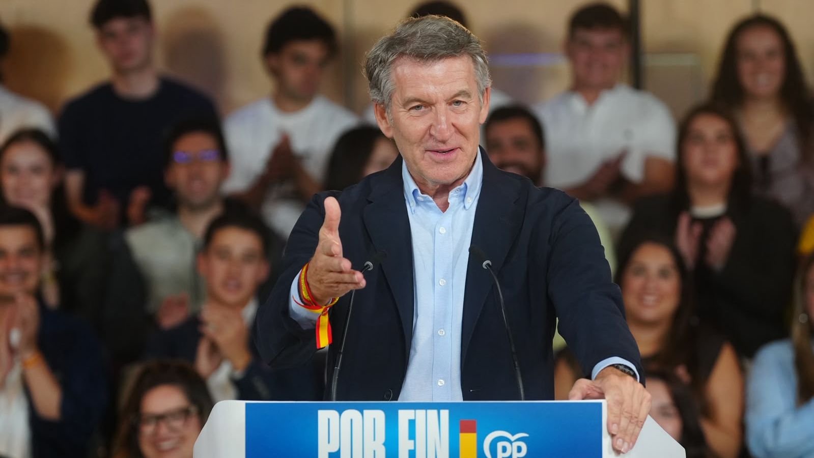 Alberto Núñez Feijóo interviniendo en un atril con el logotipo del Partido Popular ante un público asistente