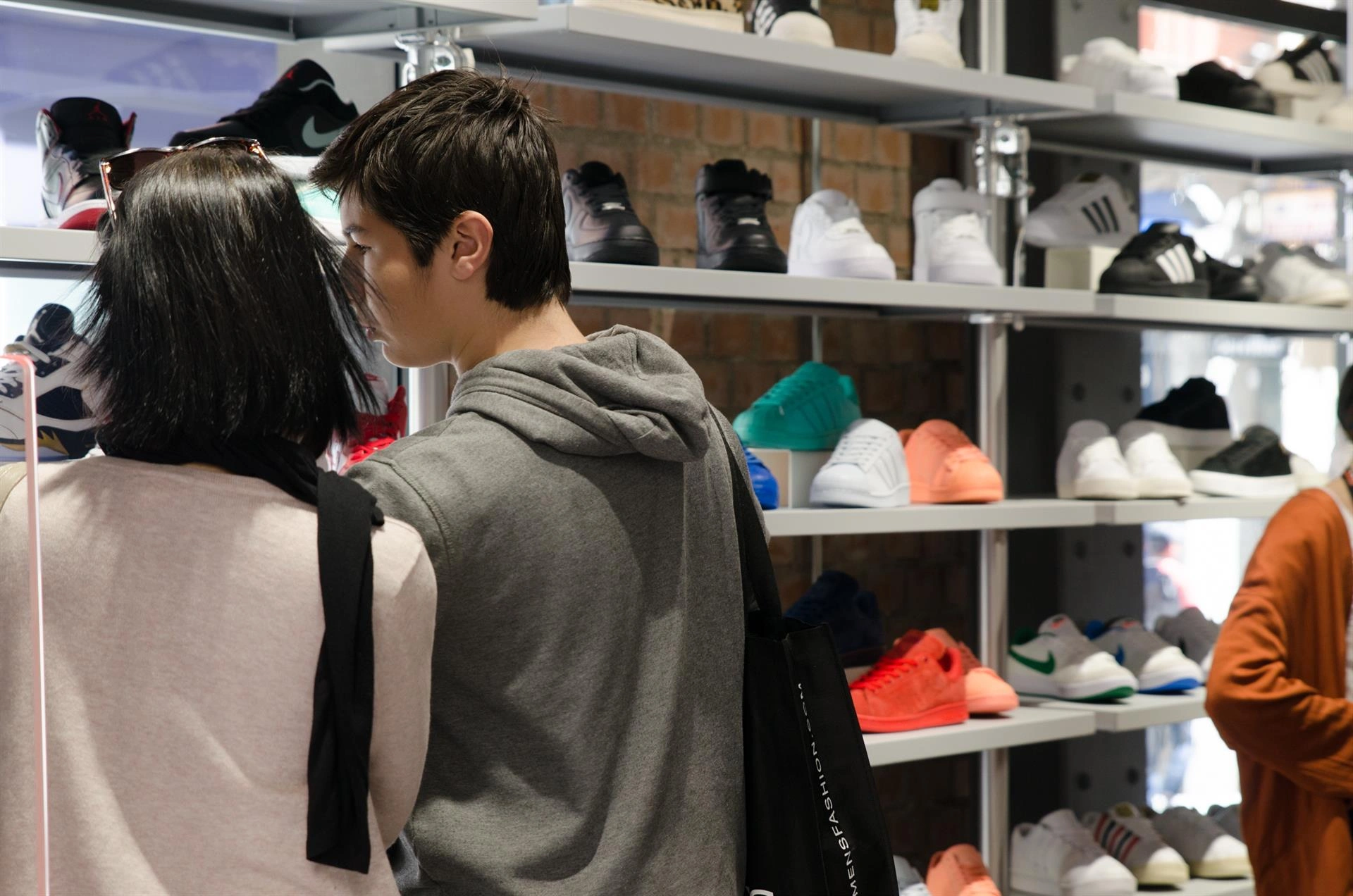 Fotografía de personas comprando calzado en una tienda
