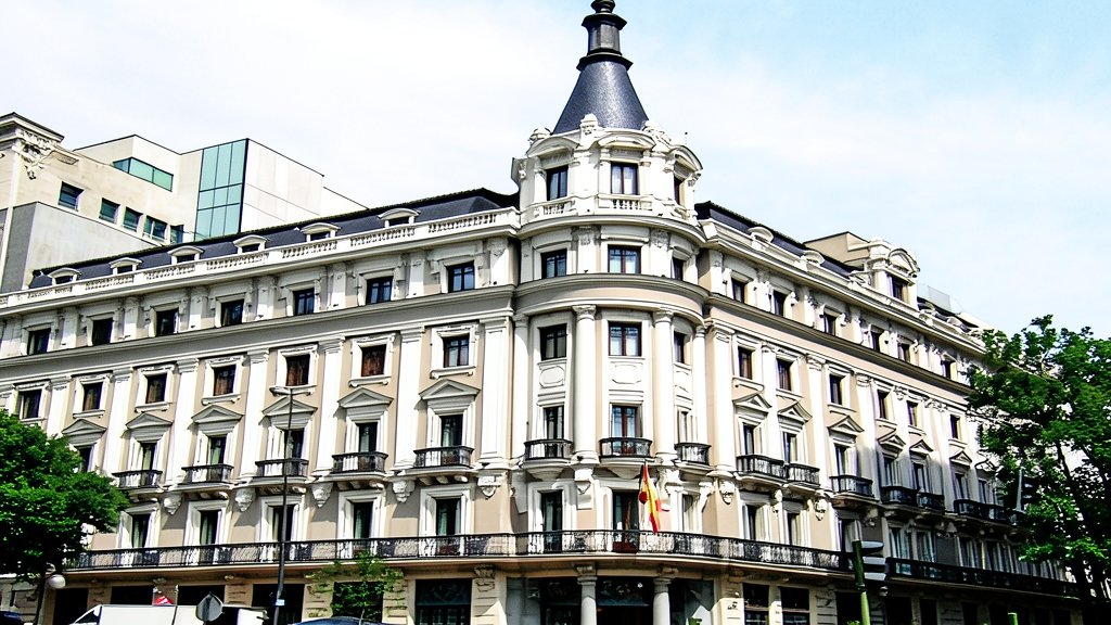 Fotografía exterior de la sede de la CNMC en Madrid con su característica cúpula ochavada y fachada clásica.
