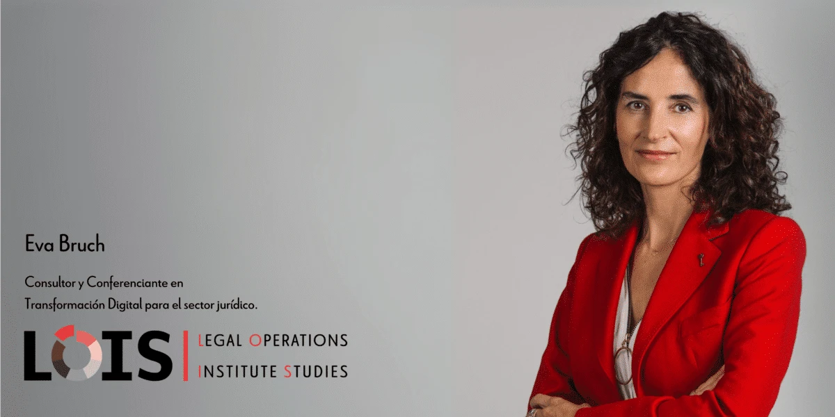 Retrato corporativo de una mujer con chaqueta roja y cabello rizado, con texto gráfico institucional superpuesto a la izquierda.