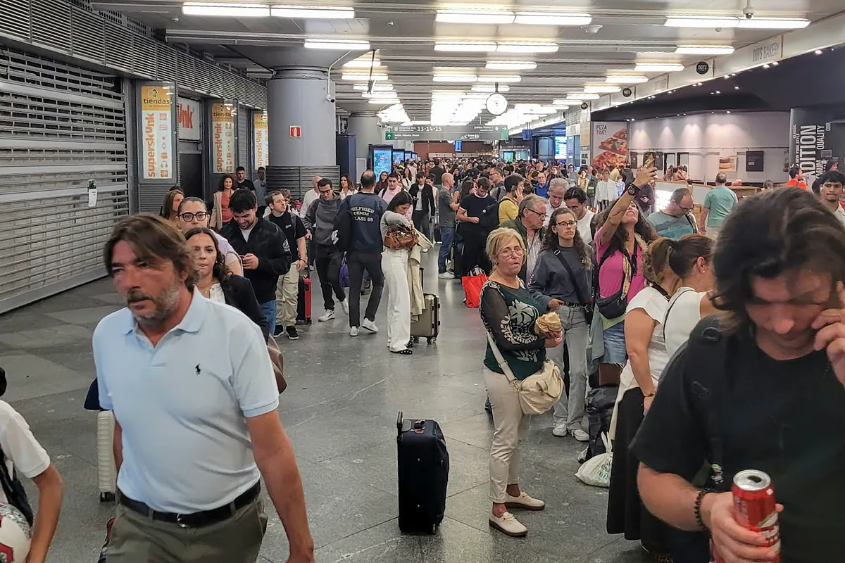 Imagen de una estación de tren abarrotada de pasajeros afectados por incidencias ferroviarias.