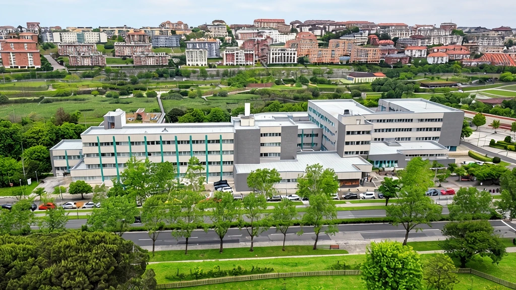 Fotografía aérea de la Facultad de Ciencias de la Universidad de Cantabria y su entorno en Santander.