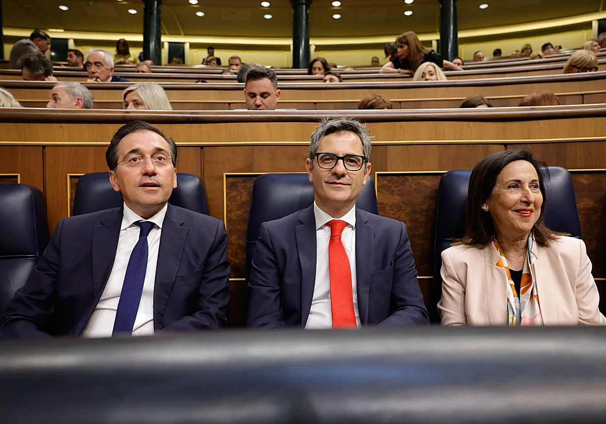 Tres ministros del gobierno español, José Manuel Albares, Félix Bolaños y Margarita Robles, sentados en el Congreso de los Diputados.