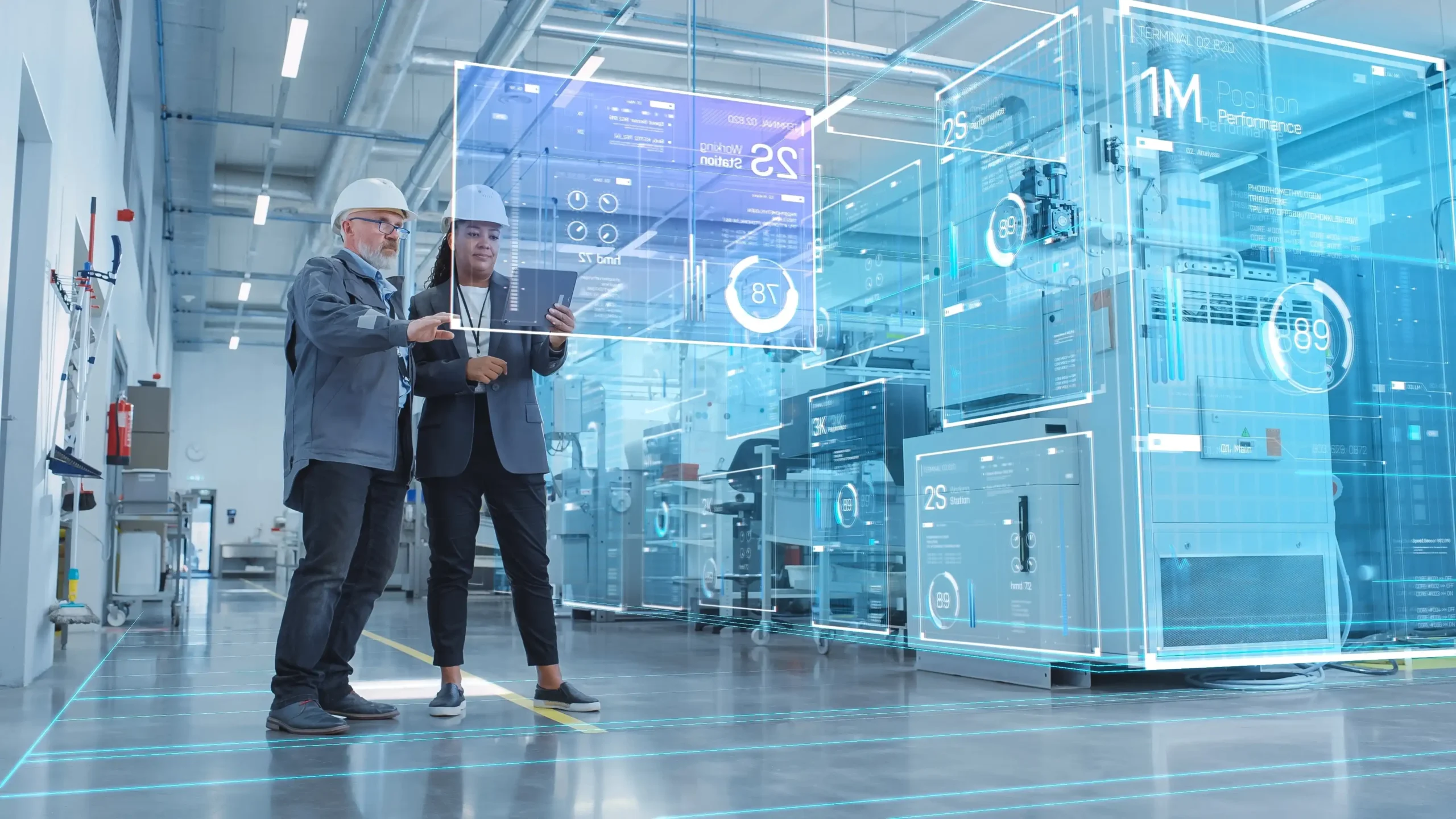 Dos ingenieros en una planta industrial equipados con cascos blancos y tecnología holográfica superpuesta que muestra datos de producción y rendimiento.