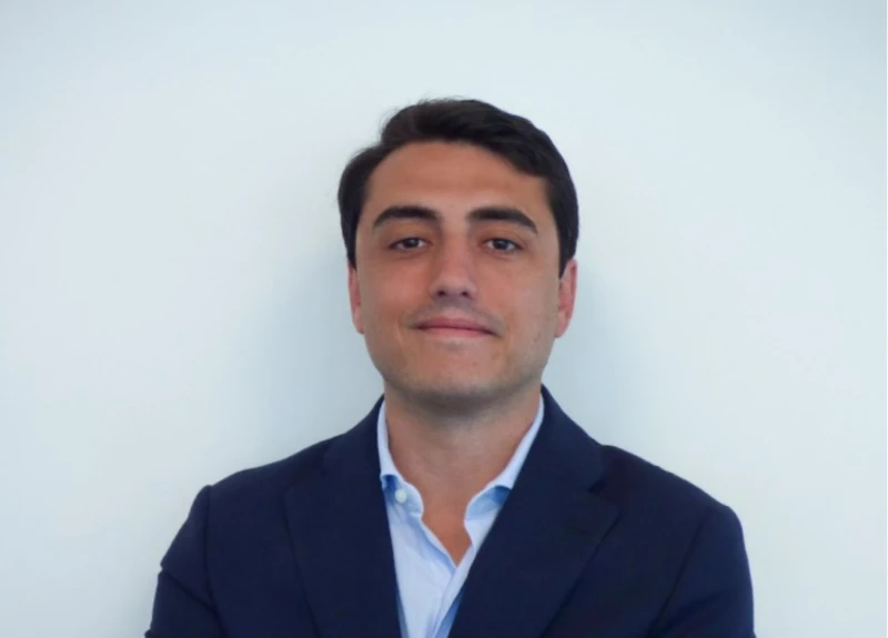 Retrato corporativo de Pablo Fernández Cabrero, director corporativo de Jove Group, vestido con traje azul y camisa clara sobre fondo blanco.