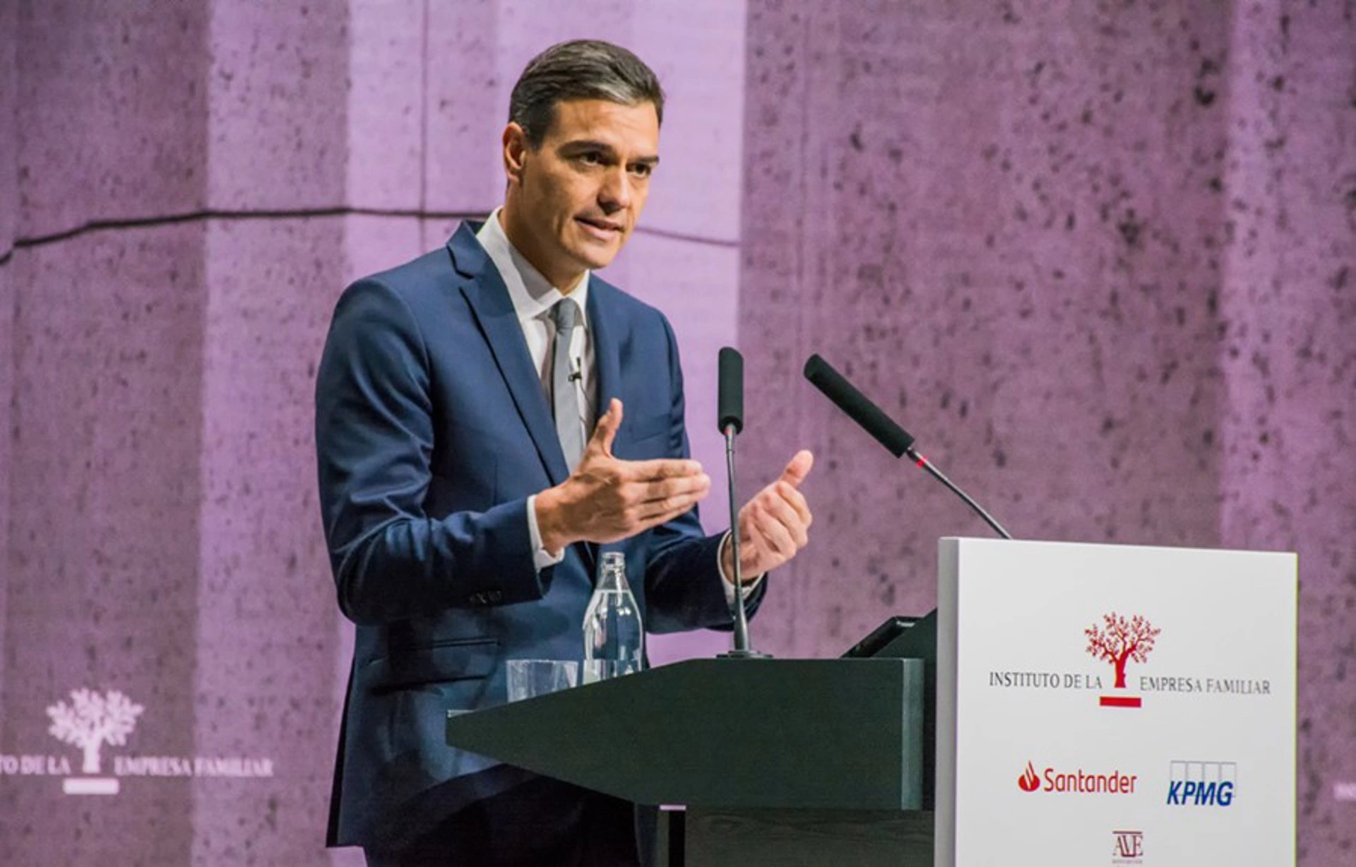 Fotografía de Pedro Sánchez hablando desde un atril con el logotipo del Instituto de la Empresa Familiar.