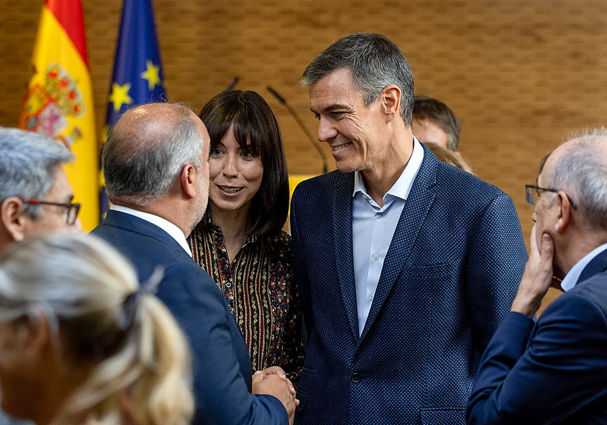 El presidente del Gobierno, Pedro Sánchez, sonriendo mientras conversa con otras personas en un acto institucional.