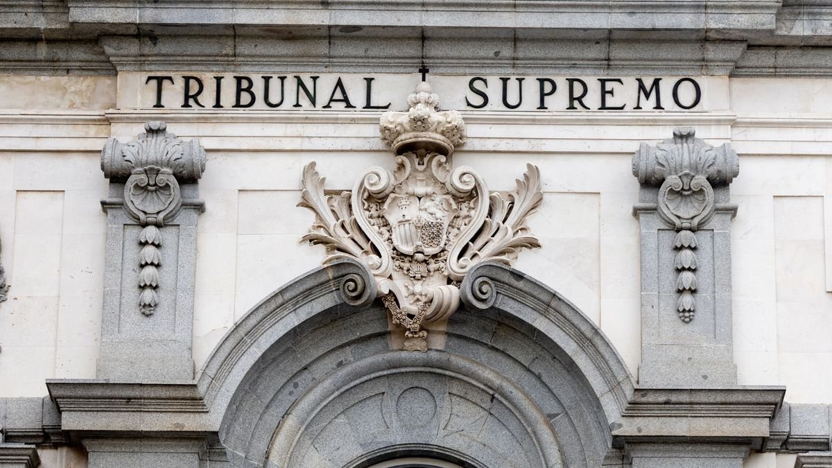 Fachada principal del Tribunal Supremo con el rótulo y el escudo esculpido sobre la entrada.