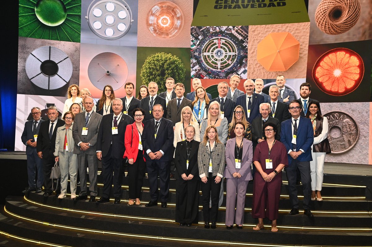 Fotografía editorial de grupo de representantes de las asociaciones empresariales AEFAME y AEFA en el XXIX Congreso Nacional de la Empresa Familiar en Madrid, posando sobre el escenario frente a una pantalla con imágenes y el lema del evento.